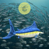Couleurs Lagon - Jouet Peluche Réaliste Marlin Bleu 46cm 18in - présentation 3/4 arrière fond marin