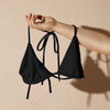 avant sur bras - Haut de bikini éco-responsable rembourré UPF50+ Noir - Couleurs Lagon