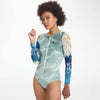 pose avant - Combi surf manches longues MITI caraco Marine Couleurs Lagon
