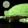 gros plan queue arrière droite - Jouet Peluche Tortue de Mer Verte Réaliste 30cm - Couleurs Lagon