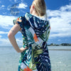 Poncho Peignoir microfibres grande taille TROPICAL - gros plan de dos plage