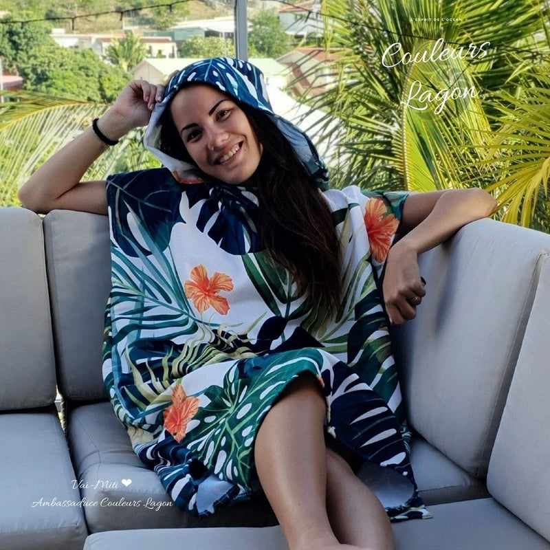 Poncho Peignoir microfibres grande taille TROPICAL - Couleurs Lagon - plan serré canapé