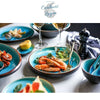 Vaisselle en porcelaine céramique Glaçage Craquelé BLEU LAGON - Couleurs Lagon - plan 3/4 table de fêtes crevettes