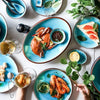 Vaisselle en porcelaine céramique Glaçage Craquelé BLEU LAGON - Couleurs Lagon - table de fête vue de dessus crabe crevette verres citrons