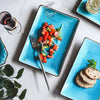 Vaisselle en porcelaine céramique Glaçage Craquelé BLEU LAGON - Couleurs Lagon - plat rectangle tomates et pain maison