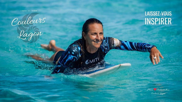 Surfeuse en rashguard lycra UPF50+ MITI Couleurs Lagon sur son surf dans le lagon de Nouvelle-Calédonie
