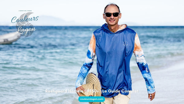 Homme souriant en sweat anti-UV à capuche Couleurs Lagon sur une plage de Nouvelle-Calédonie, illustration article rashguard homme UPF50+