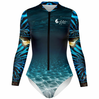 Combinaison surf femme MITI Bénitier Bleu II UPF50+ vue avant 3D — Couleurs Lagon