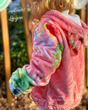 gauche gros plan - Polaire Mahïna – Le Hoodie Enfant 4-16 ans qui Fait Fondre les Cœurs - Rose - Couleurs Lagon