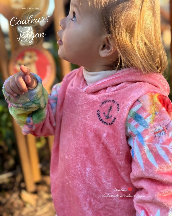 avant gauche plan serre - Polaire Mahïna – Le Hoodie Enfant 4-16 ans qui Fait Fondre les Cœurs - Rose - Couleurs Lagon
