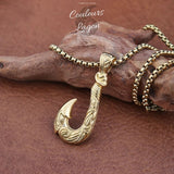 doré avec chaine sur bois - Pendentif Vintage Acier Inoxydable au Titane Hameçon Viking Ocean - Couleurs Lagon