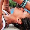 Monokini V Profond 4 CRISS CROSS - Couleurs Lagon - gros plan tete bijoux COULEURS LAGON bord piscine