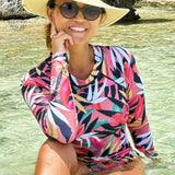 Combi Surf Manches Longues Push-Up Floral Palmier HELICONIA - gros plan avant dans l'eau