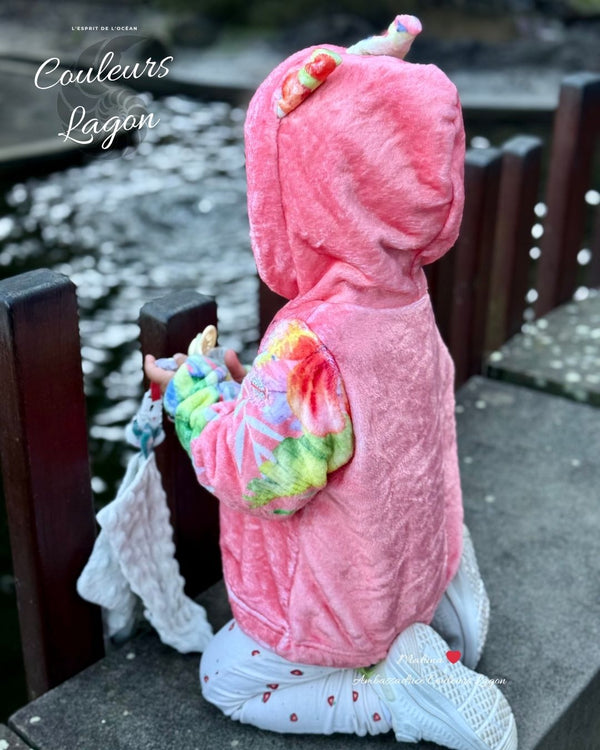 arriere gauche - Polaire Mahïna – Le Hoodie Enfant 4-16 ans qui Fait Fondre les Cœurs - Rose - Couleurs Lagon