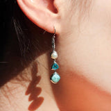 Boucle d'oreille larimar argent 925 et perle portée à l'oreille, parure larimar