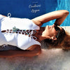 Monokini V Profond 4 CRISS CROSS - Couleurs Lagon - gros plan avant et bijoux bord piscine