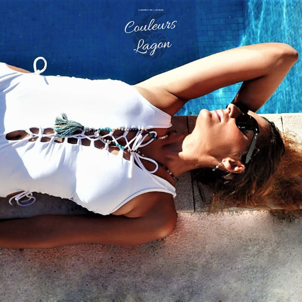 Monokini V Profond 4 CRISS CROSS - Couleurs Lagon - gros plan avant et bijoux bord piscine