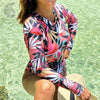 Combi Surf Manches Longues Push-Up Floral Palmier HELICONIA - gros plan avant droit sur rocher