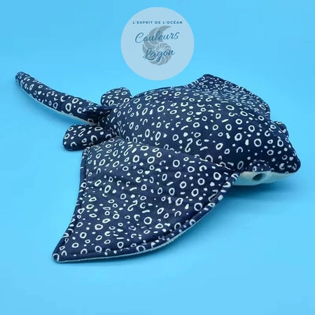 Peluche Réaliste Raie Aigle Léopard Bleu - grand modele fond bleu
