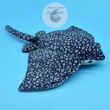 Peluche Réaliste Raie Aigle Léopard Bleu - grand modele fond bleu