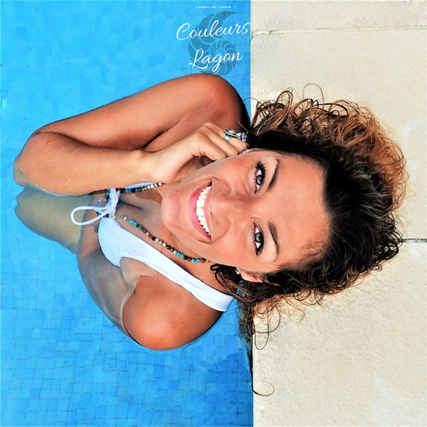 Monokini V Profond 4 CRISS CROSS - Couleurs Lagon - vertical sourire bord piscine