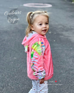 droite - Polaire Mahïna – Le Hoodie Enfant 4-16 ans qui Fait Fondre les Cœurs - Rose - Couleurs Lagon