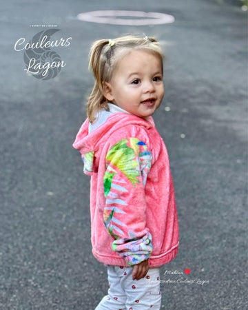 droite - Polaire Mahïna – Le Hoodie Enfant 4-16 ans qui Fait Fondre les Cœurs - Rose - Couleurs Lagon