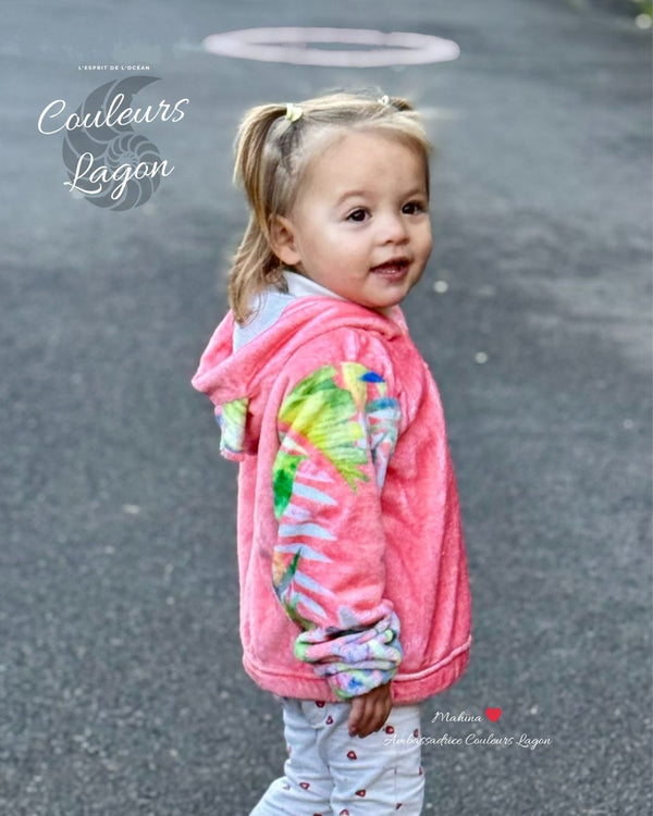 droite - Polaire Mahïna – Le Hoodie Enfant 4-16 ans qui Fait Fondre les Cœurs - Rose - Couleurs Lagon