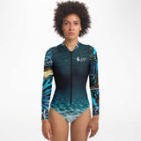 Rashguard femme manches longues MITI Bénitier Bleu Océan 2 — vue avant modèle — Couleurs Lagon