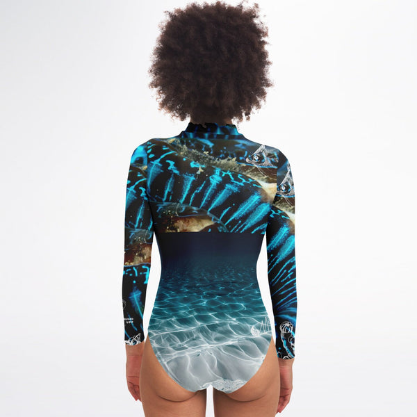 Rashguard femme surf MITI Bénitier Bleu Océan 2 — vue dos modèle — Couleurs Lagon