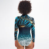 Rashguard femme surf MITI Bénitier Bleu Océan 2 — vue dos modèle — Couleurs Lagon