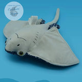 Peluche Réaliste Raie Aigle Léopard Bleu - vue de dessous grand modele