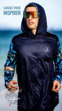 Sweat anti-UV capuche UPF50+ Couleurs Lagon - Maël ambassadeur capuche relevée motif bénitier bleu sec