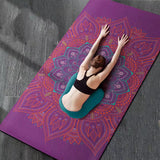 Tapis de yoga large mandala magenta Couleurs Lagon, posture de yoga en extérieur