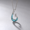 Pendentif hameçon larimar naturel argent 925 — vue lifestyle avec chaîne — Couleurs Lagon