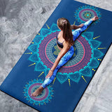 Tapis de yoga large Couleurs Lagon, posture de yoga sur mandala bleu violet en extérieur