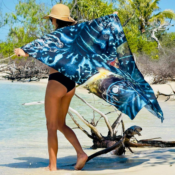Paréo robe de plage femme Bénitier Bleu porté en cape sur la plage — Couleurs Lagon