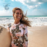 gros plan avant surf heut bikini - Combi Surf Manche Longue Push-Up Rashguard Tangua ROSE FLORAL - Couleurs Lagon