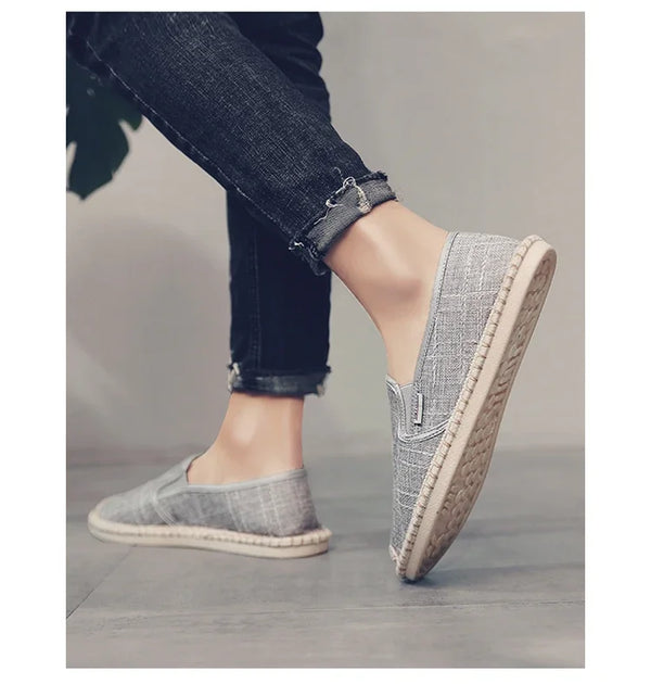 vue gauche marche gris - Espadrille respirante en toile tissée – Loafers homme d'inspiration chinoise, souples et légers - Couleurs Lagon
