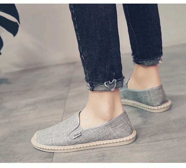 vue gauche gris - Espadrille respirante en toile tissée – Loafers homme d'inspiration chinoise, souples et légers - Couleurs Lagon