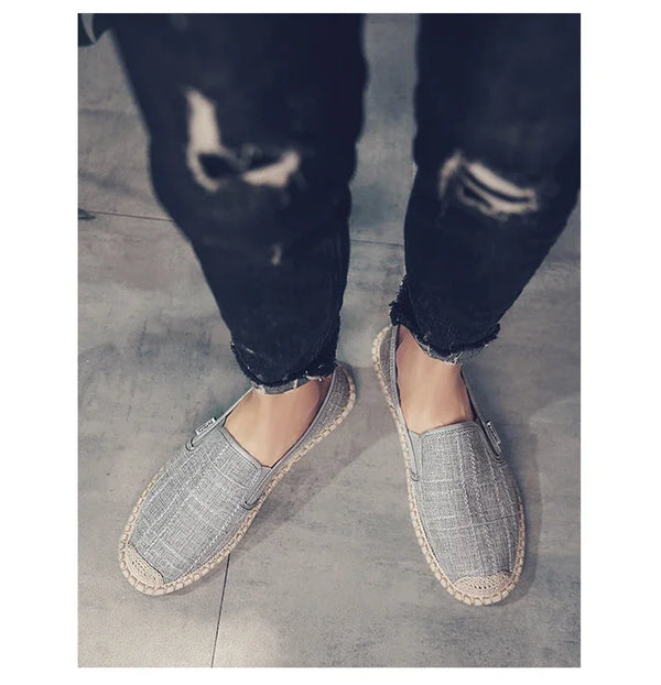 vue de dessus jeans gris - Espadrille respirante en toile tissée – Loafers homme d'inspiration chinoise, souples et légers - Couleurs Lagon