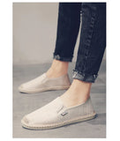 vue gauche jeans beige - Espadrille respirante en toile tissée – Loafers homme d'inspiration chinoise, souples et légers - Couleurs Lagon