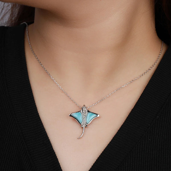 Détail pierre larimar naturelle sertie dans les ailes de la pastenague argent