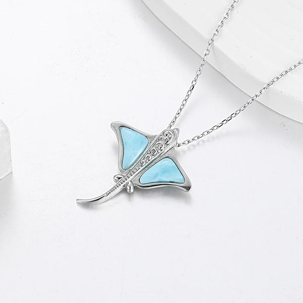 Vue de face pendentif pastenague avec deux cabochons larimar naturels