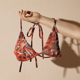 présentation sur bras - Haut de bikini éco-responsable rembourré UPF50+ Gorgone Rouge Dragon Fish - Couleurs Lagon