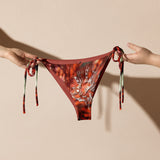avant - Bas de Bikini String Doublé Rouge Recyclé UPF50+ Gorgone Dragon Fish - Couleurs Lagon
