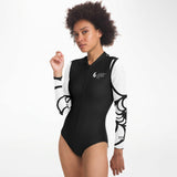 Rashguard femme manches longues MITI Nautile Blanc pose modèle 2 — combi surf Couleurs Lagon
