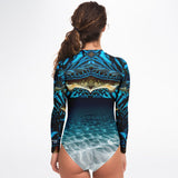 Rashguard femme UPF50+ MITI Bénitier Bleu II vue dos modèle — Couleurs Lagon
