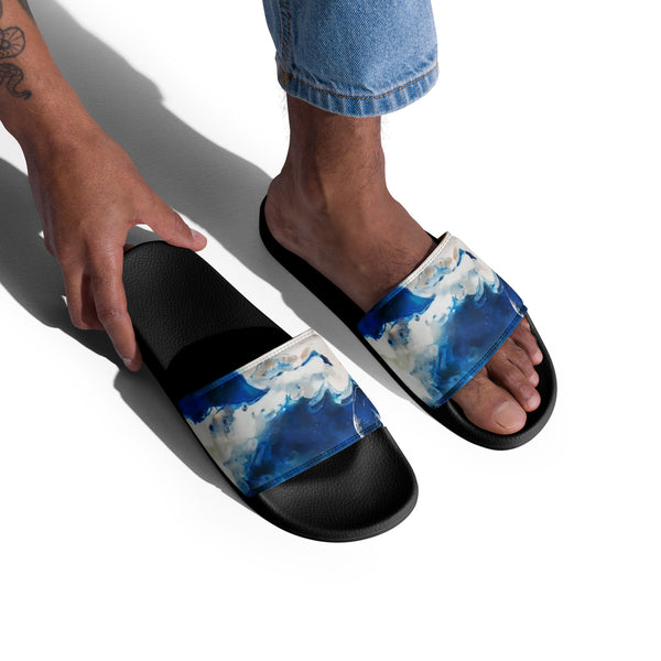 Tongs homme bleu outremer portées avec jean - design Pacifique Couleurs Lagon