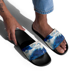 Tongs homme bleu outremer portées avec jean - design Pacifique Couleurs Lagon